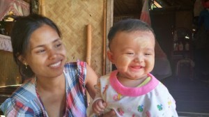 Burmesische Mutter mit ihrem Kind. 